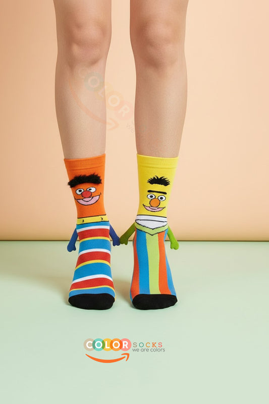 Color Socks 🎁 2 Çift Tüylü El Ele Tutuşan Özel Karakterler Çorap Seti (Unisex) Çok Renkli